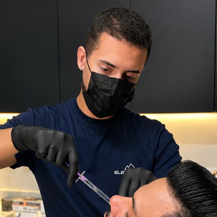 Dr. Filipi Viana realizando aplicação em paciente no consultório